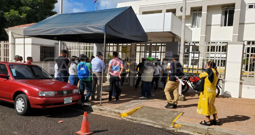 Familiares de víctimas y acusados en las afueras de los Juzgados de Matagalpa. Foto: José Enrique Ortega/Radio ABC Stereo Familiares de víctimas y acusados en las afueras de los Juzgados de Matagalpa. Foto: José Enrique Ortega/Radio ABC Stereo
