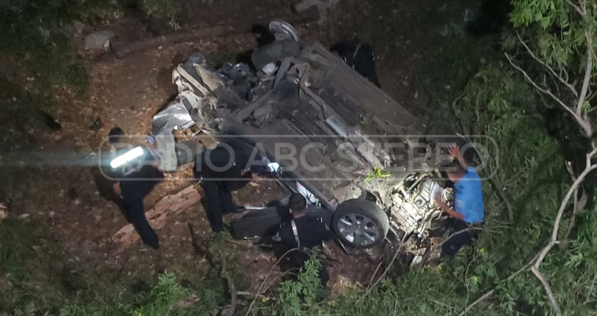 Vehículo quedó al fondo del puente San Ramón.   Foto: José Enrique Ortega Vehículo quedó al fondo del puente San Ramón.   Foto: José Enrique Ortega