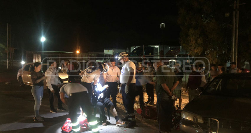 Miembros de la Cruz Blanca brindaron atención prehospitalaria al lesionado.  Foto: Cortesía/Radio ABC Stereo Miembros de la Cruz Blanca brindaron atención prehospitalaria al lesionado.  Foto: Cortesía/Radio ABC Stereo