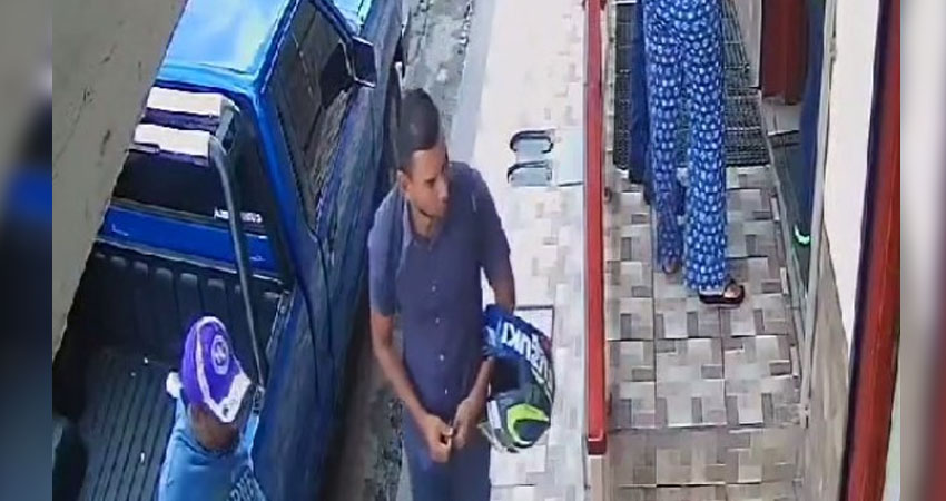 Una cámara de seguridad grabó al delincuente.      Foto: Captura de pantalla Una cámara de seguridad grabó al delincuente.      Foto: Captura de pantalla