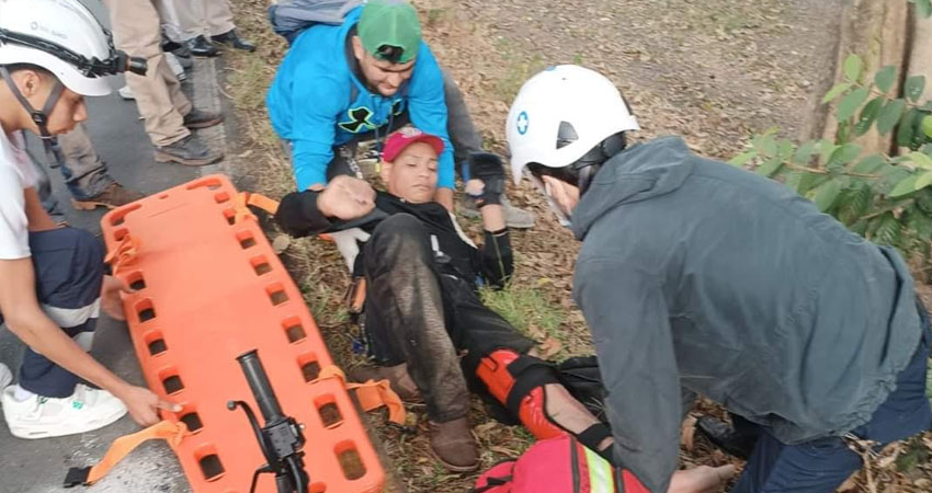 Personal de Cruz Blanca trasladó a los heridos. Foto: Cortesía / Radio ABC Stereo Personal de Cruz Blanca trasladó a los heridos. Foto: Cortesía / Radio ABC Stereo