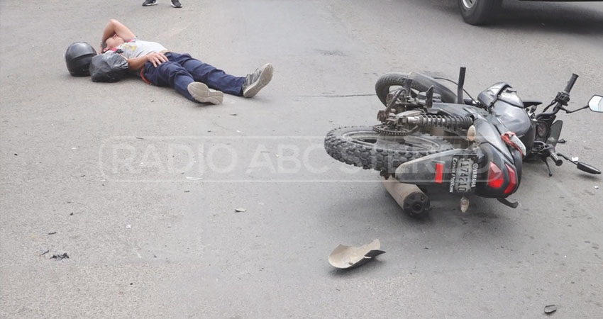 Motociclista Ricardo Arauz, lesionado tras colisión. Foto: José Enrique Ortega/Radio ABC Stereo