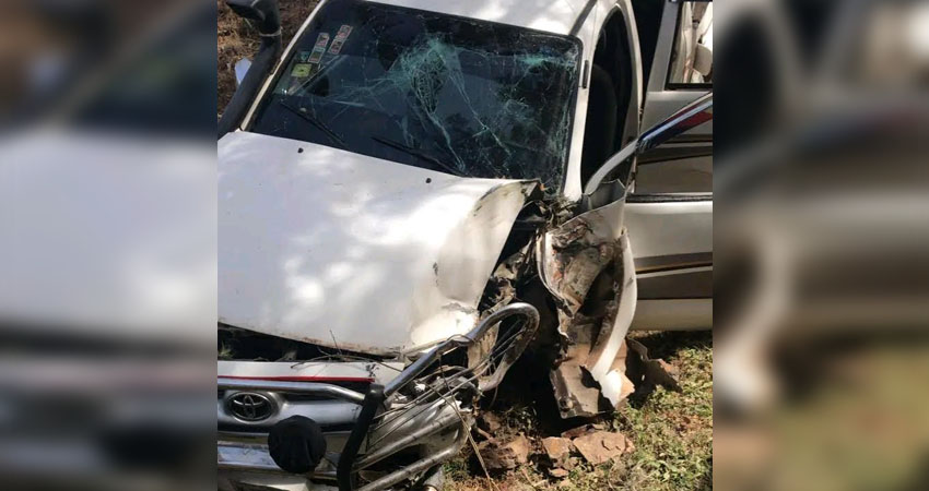 El conductor de la camioneta perdió el control del vehículo e impactó contra un árbol. Foto: Cortesía/Radio ABC Stereo El conductor de la camioneta perdió el control del vehículo e impactó contra un árbol. Foto: Cortesía/Radio ABC Stereo