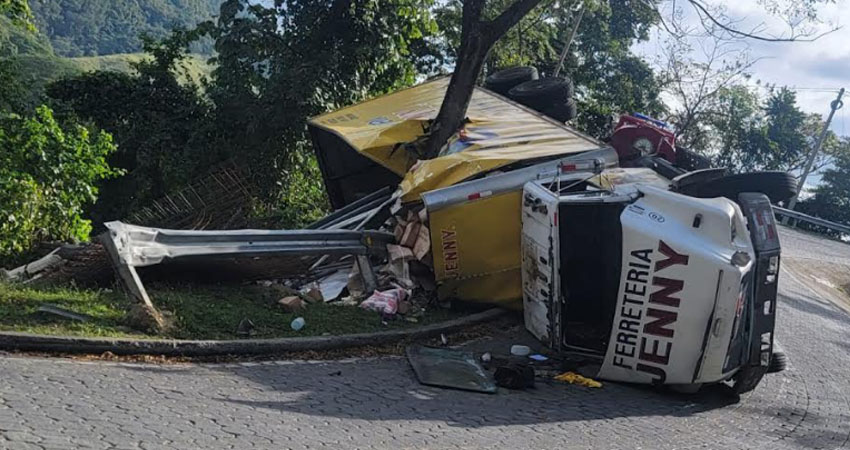 El conductor del camión dijo que fue una falla en los frenos. Foto: Cortesía/Radio ABC Stereo El conductor del camión dijo que fue una falla en los frenos. Foto: Cortesía/Radio ABC Stereo