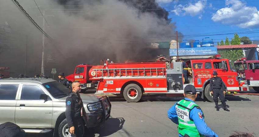 El humo se extendió hacia las casas y negocios vecinos. Foto: Cortesía/Radio ABC Stereo El humo se extendió hacia las casas y negocios vecinos. Foto: Cortesía/Radio ABC Stereo