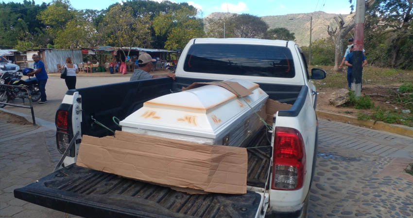 Familiares de la víctima trasladaron su cuerpo desde el hospital de Ocotal hasta Jalapa, para velarla y darle sepultura. Foto: Cortesía/Radio ABC Stereo Familiares de la víctima trasladaron su cuerpo desde el hospital de Ocotal hasta Jalapa, para velarla y darle sepultura. Foto: Cortesía/Radio ABC Stereo