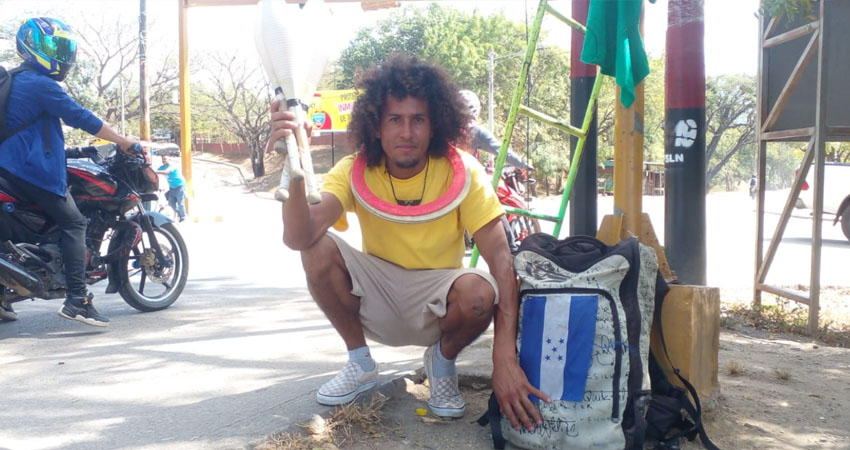 Wilmer se gana la vida haciendo sus espectáculos en puntos estratégicos de las ciudades. Foto: Radio ABC Stereo Wilmer se gana la vida haciendo sus espectáculos en puntos estratégicos de las ciudades. Foto: Radio ABC Stereo