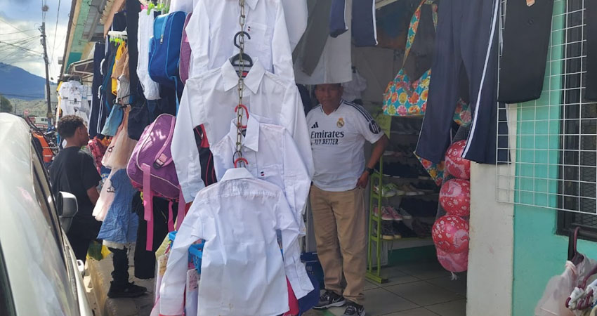 Los comerciantes creen que el reciente bono escolar otorgado aumentará las ventas de útiles escolares. Foto: Cortesía/Radio ABC Stereo Los comerciantes creen que el reciente bono escolar otorgado aumentará las ventas de útiles escolares. Foto: Cortesía/Radio ABC Stereo