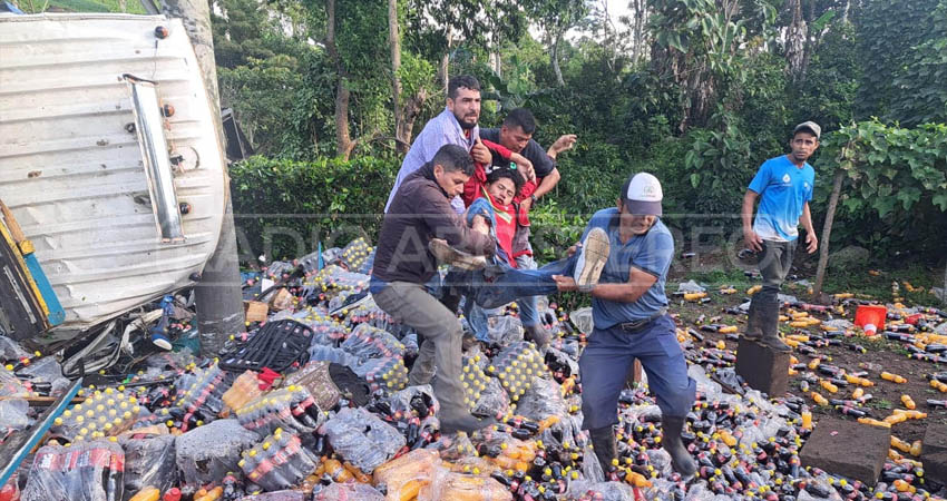 Dos obreros murieron en el vuelco de un camión en La Dalia. Foto: Cortesía/Radio ABC Stereo Dos obreros murieron en el vuelco de un camión en La Dalia. Foto: Cortesía/Radio ABC Stereo