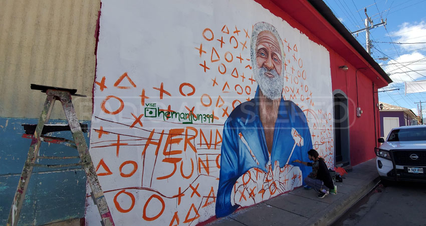 El muralista “Hernán Jun” en plena faena artística. Foto: José Enrique Ortega/Radio ABC Stereo