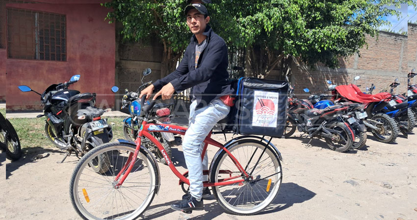 Elvin Rodríguez, brinda servicio de "delivery" en bicicleta. Foto: Famnuel Úbeda/Radio ABC Stereo