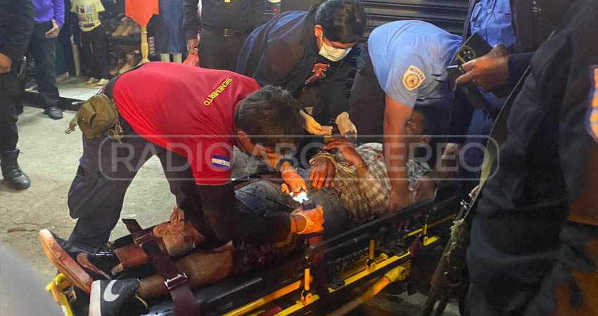 Socorristas de Bomberos Unidos lo trasladaron al Hospital San Juan de Dios. Foto: José Enrique Ortega/Radio ABC Stereo