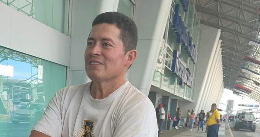 Joel Antonio cuando se le vio en las afueras del aeropuerto. Foto: Cortesía/Radio ABC Stereo