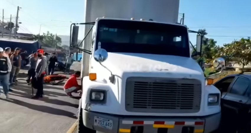 El adolescente fue trasladado con lesiones graves al hospital. El adolescente fue trasladado con lesiones graves al hospital.