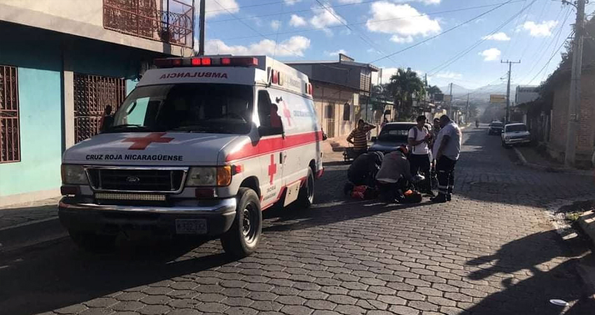 La maestra fue trasladada al hospital. Foto: Juan Fco. Dávila/Radio ABC Stereo La maestra fue trasladada al hospital. Foto: Juan Fco. Dávila/Radio ABC Stereo