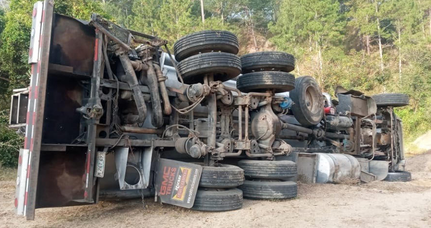 Cisterna volcada. Foto: Cortesía Cisterna volcada. Foto: Cortesía