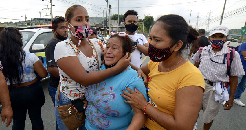 Familiares de presos muestran su dolor a las puertas del centro penintenciario de Guayaquil. Foto: Cortesia. Familiares de presos muestran su dolor a las puertas del centro penintenciario de Guayaquil. Foto: Cortesia.