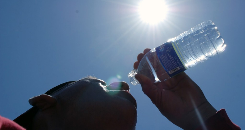 Médicos recomiendan mantenerse hidratado. Médicos recomiendan mantenerse hidratado.