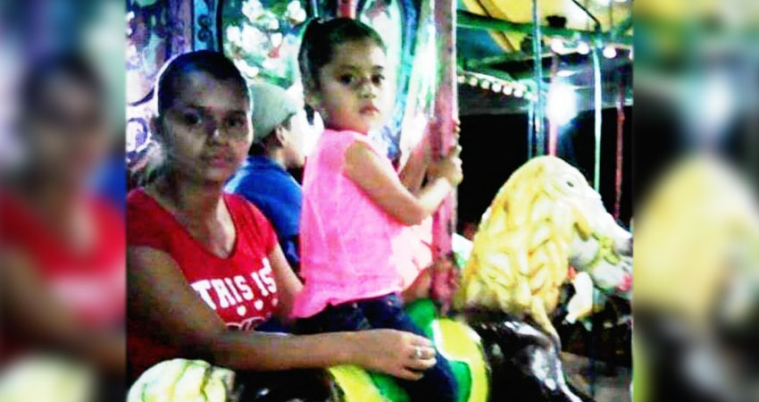 Itzamara Elizabeth González Juárez junto a su hija Anielka Itzayana Quiñónez González. Foto: Cortesía