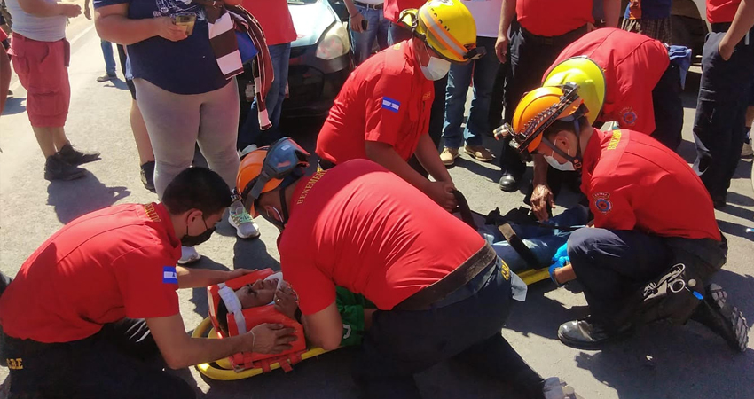 Fue atendido primeramente por bomberos. Foto: Juan Francisco Dávila/Radio ABC Stereo