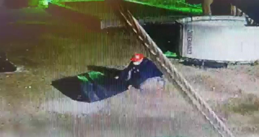 Captado por cámara de seguridad al cometer robo. Foto: Cortesía/Radio ABC Stereo