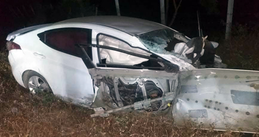 El vehículo quedó destruido. Foto: Juan Francisco Dávila/Radio ABC Stereo El vehículo quedó destruido. Foto: Juan Francisco Dávila/Radio ABC Stereo