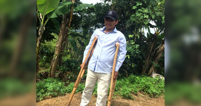 La víctima ahora sólo puede caminar cortas distancias con muletas. Foto: Cortesía/Radio ABC Stereo