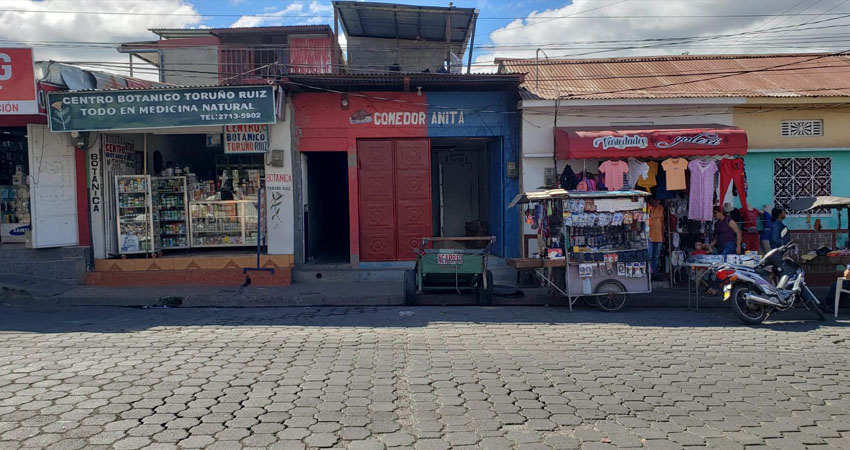 Agentes policiales estuvieron presentes durante el desalojo. Foto: José Enrique Ortega/Radio ABC Stereo Agentes policiales estuvieron presentes durante el desalojo. Foto: José Enrique Ortega/Radio ABC Stereo