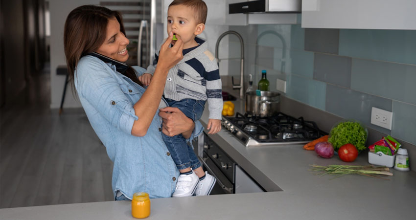 Se puede comenzar por introducir papillas o colados de frutas para que vaya experimentando con sabores y texturas; cuando crezca un poco más será tiempo de darle a probar alimentos sólidos. Foto: Nestlé