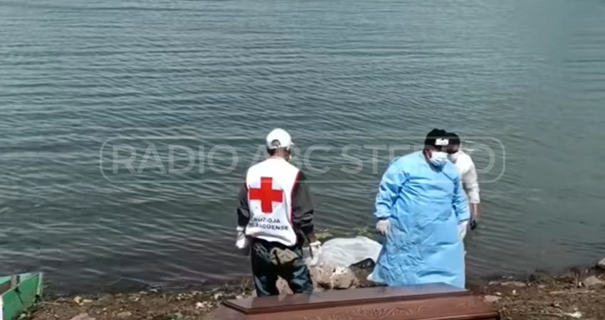 La panga se dio vuelta a unos 150 metros de la orilla del lago. Foto: Cortesía/Radio ABC Stereo La panga se dio vuelta a unos 150 metros de la orilla del lago. Foto: Cortesía/Radio ABC Stereo