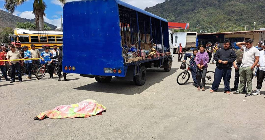 El conductor del camión se detuvo inmediatamente y se encuentra consternado ante la fatalidad. Foto: Cortesía/Radio ABC Stereo El conductor del camión se detuvo inmediatamente y se encuentra consternado ante la fatalidad. Foto: Cortesía/Radio ABC Stereo