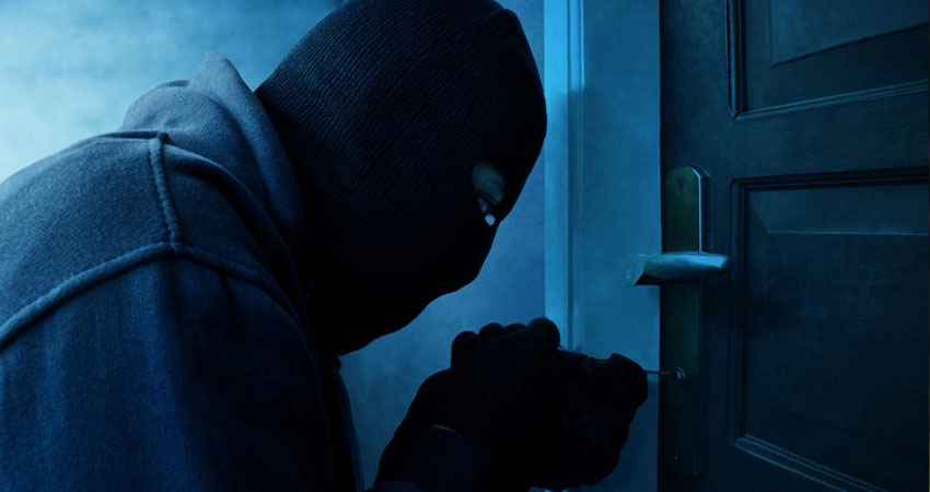 El malhechor se llevó dinero y una plancha para el cabello. Imagen de referencia El malhechor se llevó dinero y una plancha para el cabello. Imagen de referencia