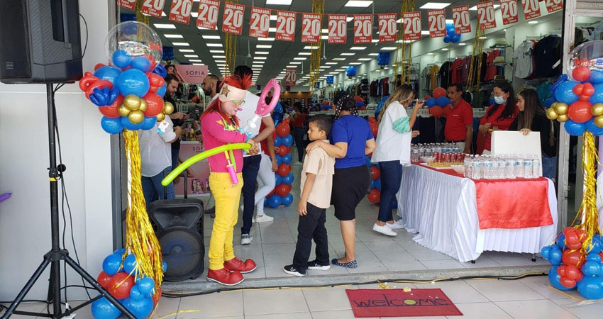 La tienda está organizada por secciones de: caballeros, damas, niños, cosméticos y hogar. Foto: José Enrique Ortega/Radio ABC Stereo La tienda está organizada por secciones de: caballeros, damas, niños, cosméticos y hogar. Foto: José Enrique Ortega/Radio ABC Stereo