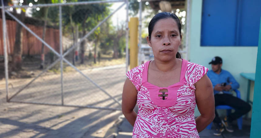 La madre solicita apoyo para lograr tener un techo temporal durante estos días en Estelí. Foto: José Enrique Ortega/Radio ABC Stereo La madre solicita apoyo para lograr tener un techo temporal durante estos días en Estelí. Foto: José Enrique Ortega/Radio ABC Stereo