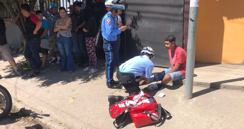 Cruz Blanca atendiendo al lesionado. Foto: Cortesía/Radio ABC Stereo Cruz Blanca atendiendo al lesionado. Foto: Cortesía/Radio ABC Stereo
