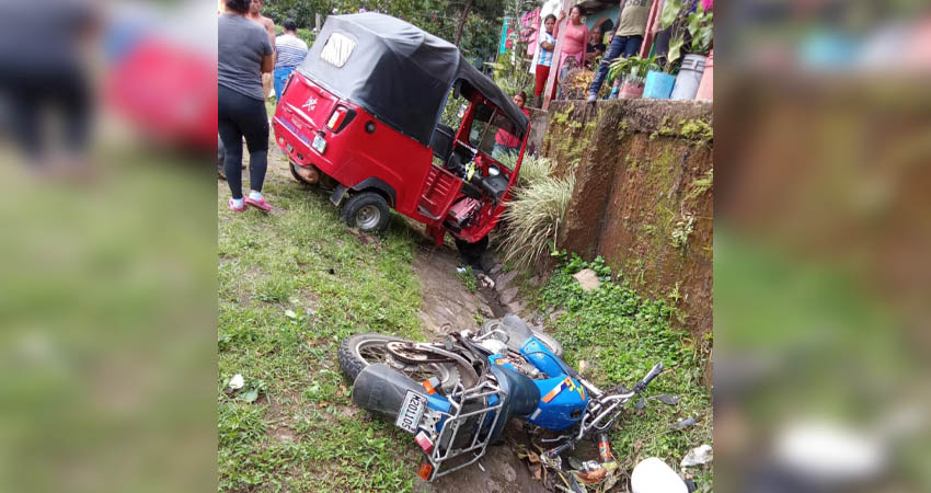 El conductor de la moto impactó con una caponera estacionada. Foto: Cortesía/Radio ABC Stereo El conductor de la moto impactó con una caponera estacionada. Foto: Cortesía/Radio ABC Stereo