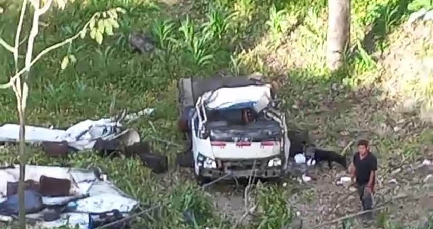 Vuelco de camión cargado de productos avícolas. Foto: Cortesía/Radio ABC Stereo Vuelco de camión cargado de productos avícolas. Foto: Cortesía/Radio ABC Stereo