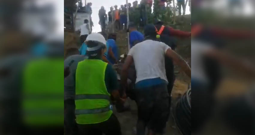 Obreros auxiliaron a Félix Mejía. Foto: Cortesía/Radio ABC Stereo