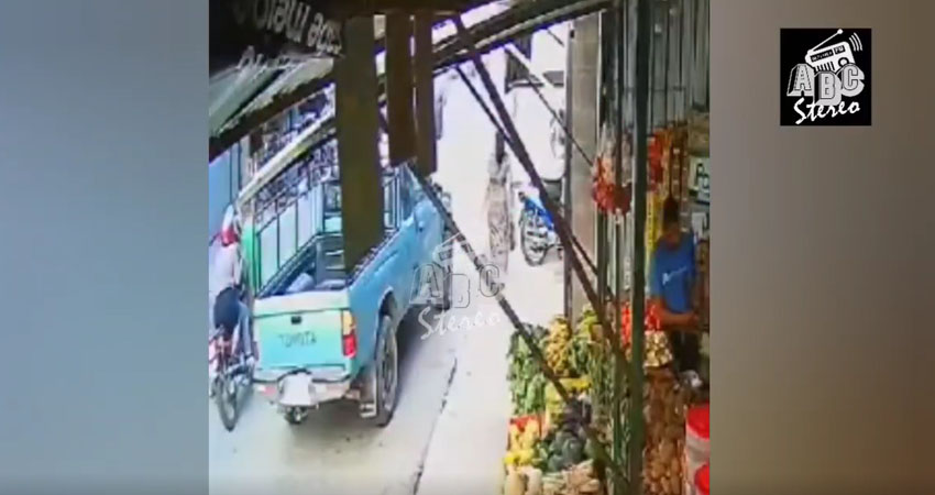 Motociclistas colisionan adulto mayor. Foto: Captura de pantalla Motociclistas colisionan adulto mayor. Foto: Captura de pantalla