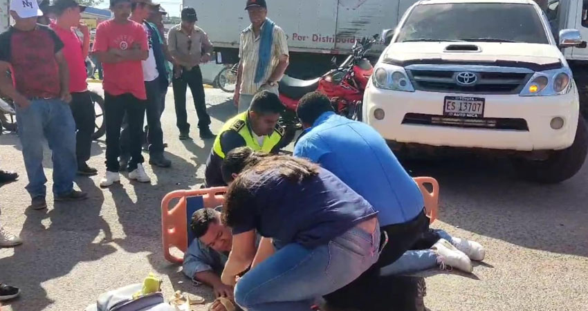 Motocicleta quedó incrustada en camioneta. Foto: Cortesía/Radio ABC Stereo Motocicleta quedó incrustada en camioneta. Foto: Cortesía/Radio ABC Stereo