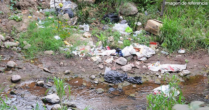Lanzan desechos a una quebrada en la comunidad La Rica. Foto: Imagen de referencia Lanzan desechos a una quebrada en la comunidad La Rica. Foto: Imagen de referencia
