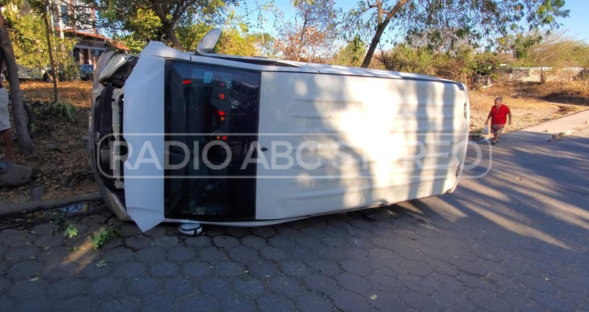 Vuelco de microbús en rampa El Rosario. Foto: José Enrique Ortega/Radio ABC Stereo Vuelco de microbús en rampa El Rosario. Foto: José Enrique Ortega/Radio ABC Stereo