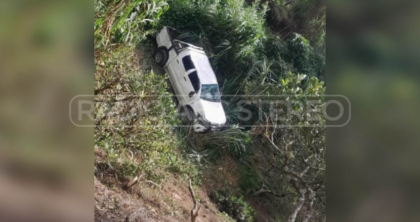 Camioneta cae a un precipicio. Foto: Cortesía/Radio ABC Stereo