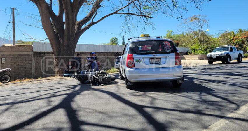Motociclista impactó contra taxi. Foto: José Enrique Ortega/Radio ABC Stereo Motociclista impactó contra taxi. Foto: José Enrique Ortega/Radio ABC Stereo