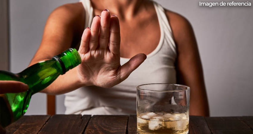 El alcoholismo es una adicción tratada en centros de rehabilitación. Foto: Imagen de referencia