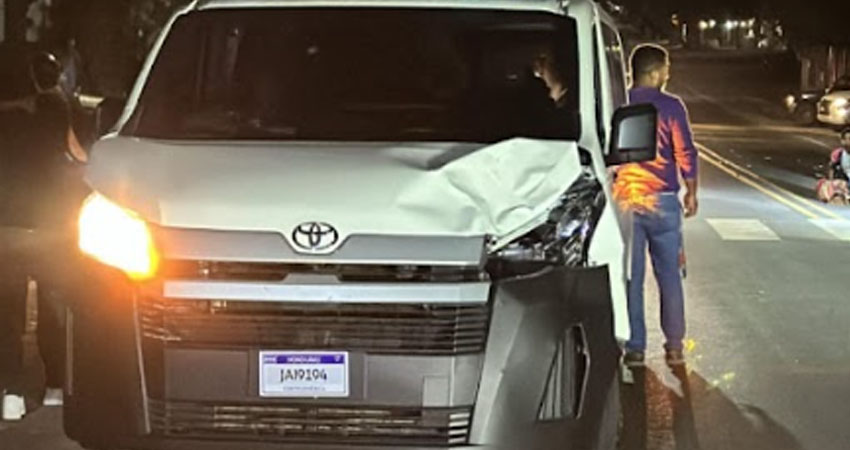 El accidente también dejó daños en el microbús. Foto: Jacdiel Rivera/Radio ABC Stereo El accidente también dejó daños en el microbús. Foto: Jacdiel Rivera/Radio ABC Stereo