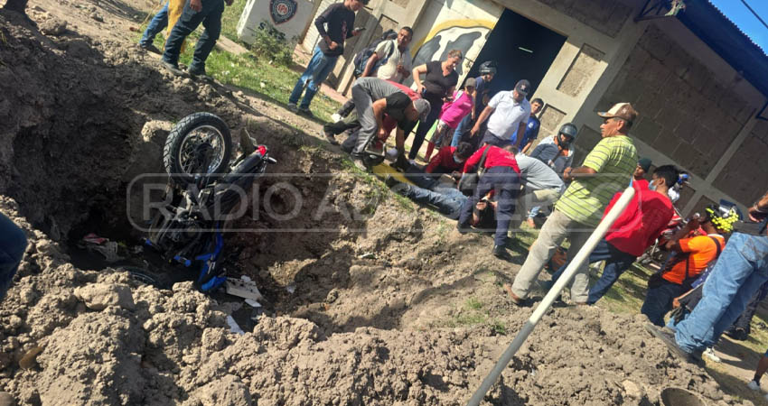Debido a la maniobra, el motociclista cayó en un hoyo. Foto: Cortesía/Radio ABC Stereo Debido a la maniobra, el motociclista cayó en un hoyo. Foto: Cortesía/Radio ABC Stereo