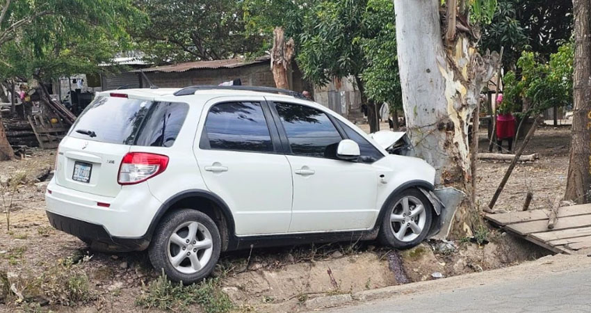 El accidente sucedió cuando el conductor perdió el control del vehículo. Foto: Cortesía/Radio ABC Stereo El accidente sucedió cuando el conductor perdió el control del vehículo. Foto: Cortesía/Radio ABC Stereo