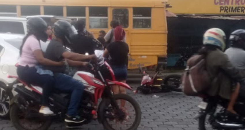 El accidente ocurrió en los alrededores de la Primera de Mayo, Managua. Foto: Cortesía/Radio ABC Stereo El accidente ocurrió en los alrededores de la Primera de Mayo, Managua. Foto: Cortesía/Radio ABC Stereo