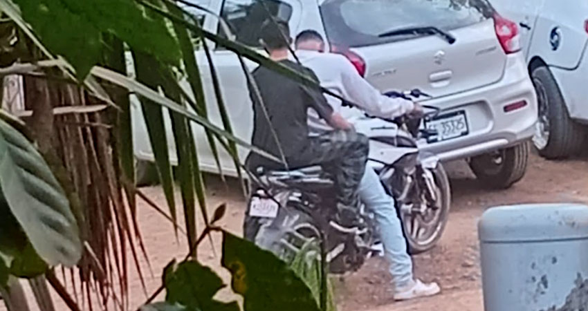 Los jóvenes conducen una motocicleta blanca marca Bajaj, modelo Púlsar. Foto: Cortesía